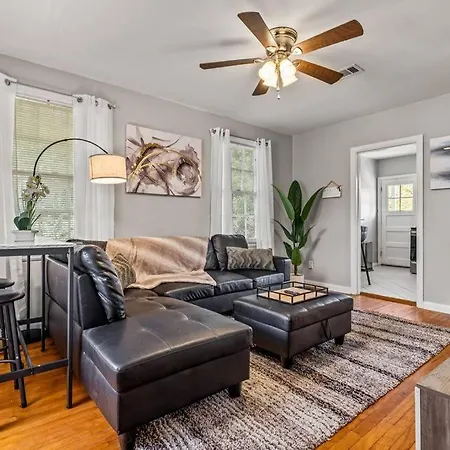 East Hill Retreat Near Beaches & Downtown