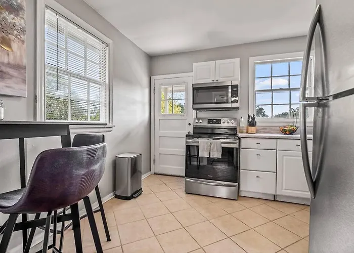 Apartment East Hill Retreat Near Beaches & Downtown