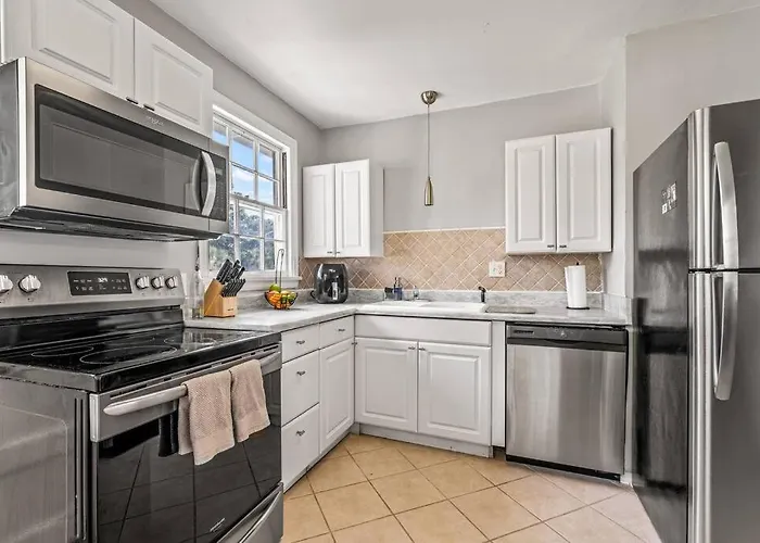Apartment East Hill Retreat Near Beaches & Downtown