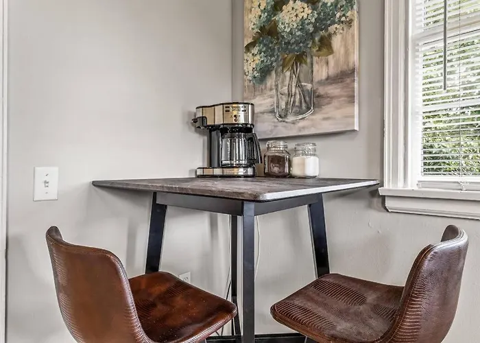 East Hill Retreat Near Beaches & Downtown