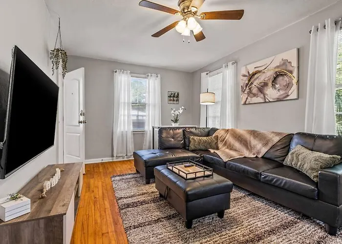 East Hill Retreat Near Beaches & Downtown Apartment