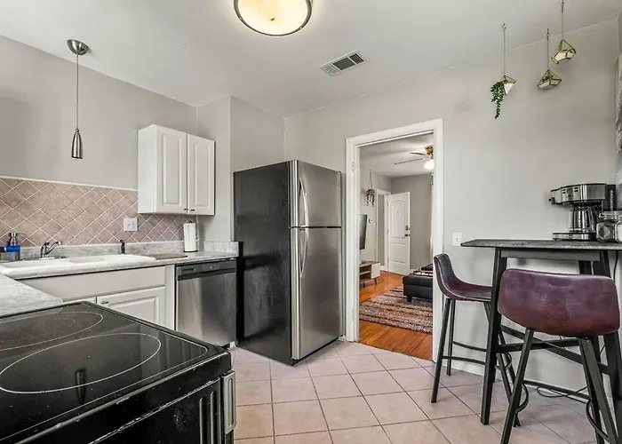 Apartment East Hill Retreat Near Beaches & Downtown