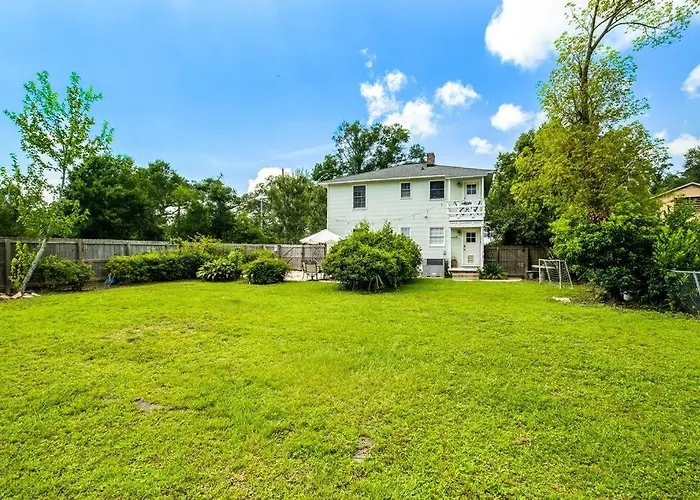 Apartment East Hill Retreat Near Beaches & Downtown *
