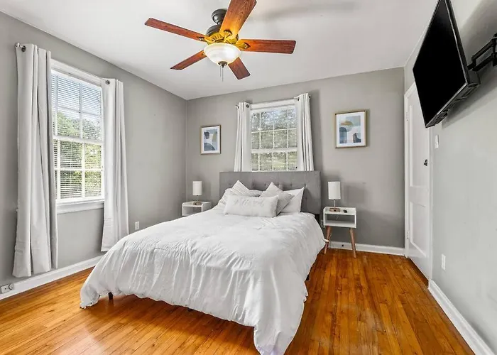 East Hill Retreat Near Beaches & Downtown *