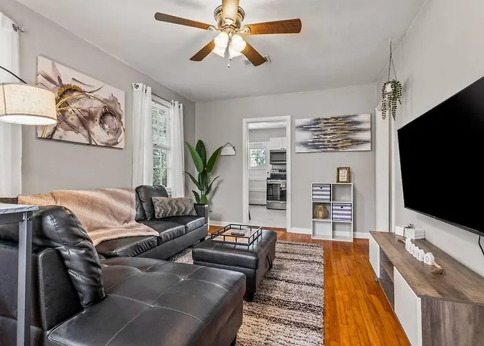 East Hill Retreat Near Beaches & Downtown