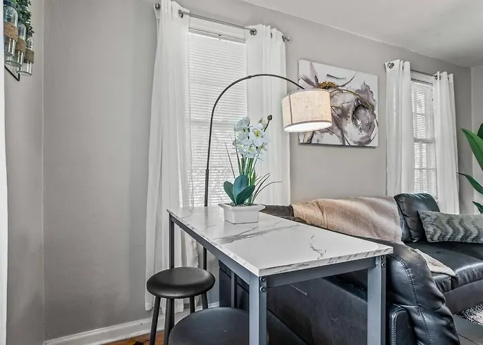 East Hill Retreat Near Beaches & Downtown Apartment