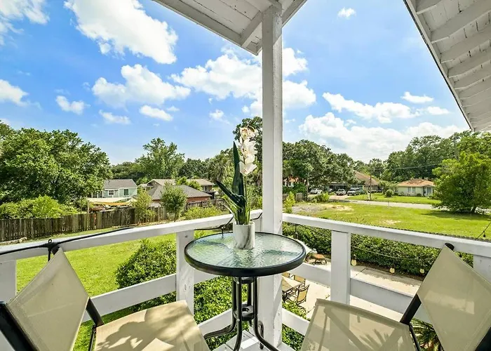 Apartment East Hill Retreat Near Beaches & Downtown *