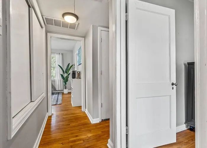East Hill Retreat Near Beaches & Downtown *