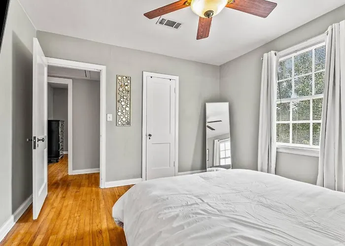 East Hill Retreat Near Beaches & Downtown