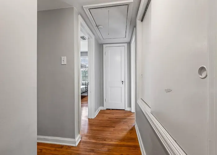 East Hill Retreat Near Beaches & Downtown Apartment *
