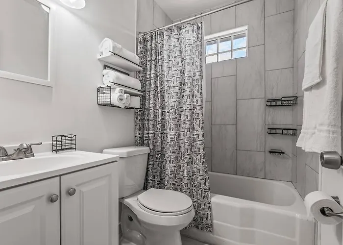 Apartment East Hill Retreat Near Beaches & Downtown *
