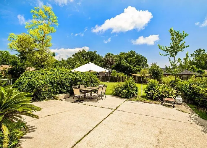 East Hill Retreat Near Beaches & Downtown *