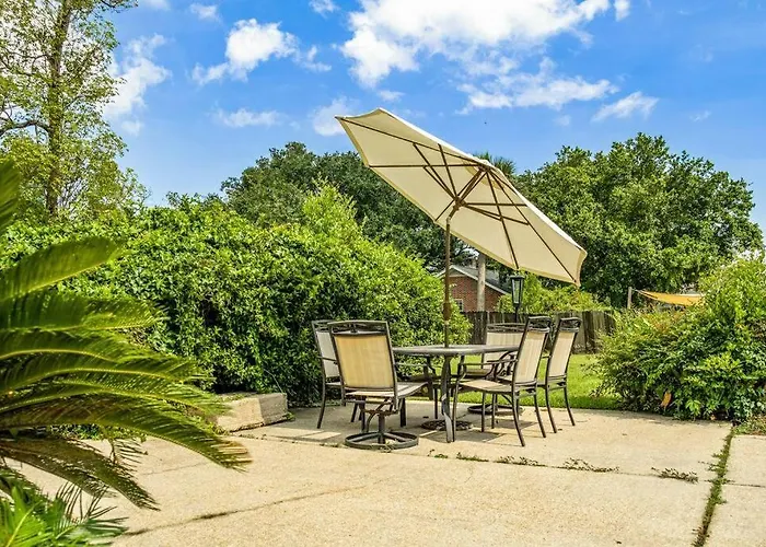 East Hill Retreat Near Beaches & Downtown Pensacola