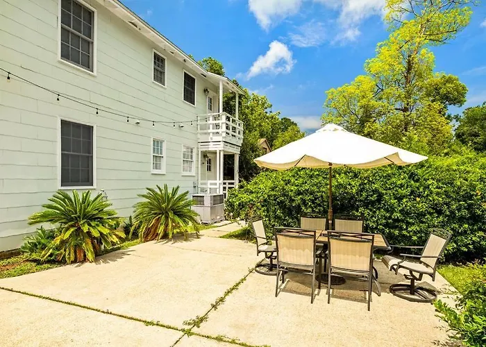 East Hill Retreat Near Beaches & Downtown