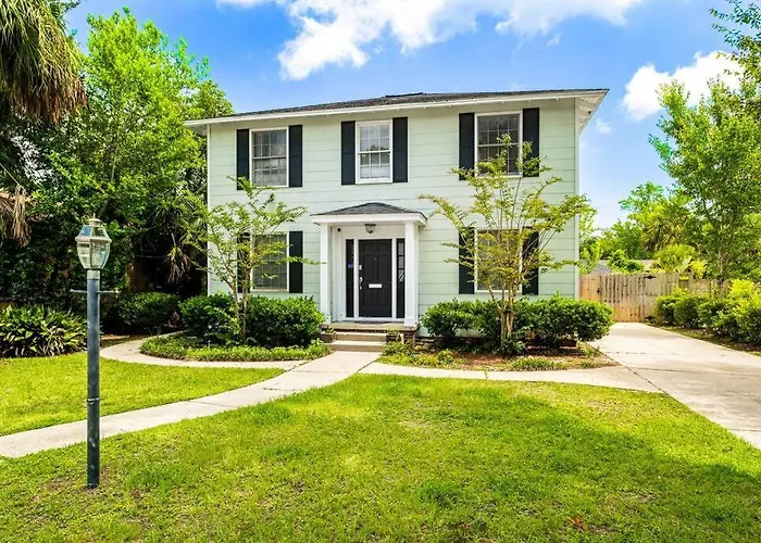 East Hill Retreat Near Beaches & Downtown Apartment *